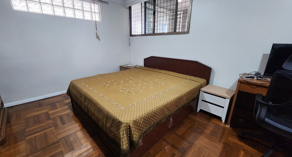 For rent 3 bedrooms condo in Khlong Toei, Bangkok