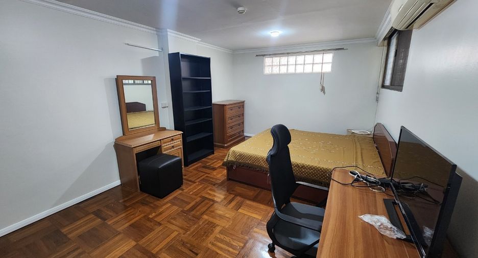 For rent 3 bedrooms condo in Khlong Toei, Bangkok