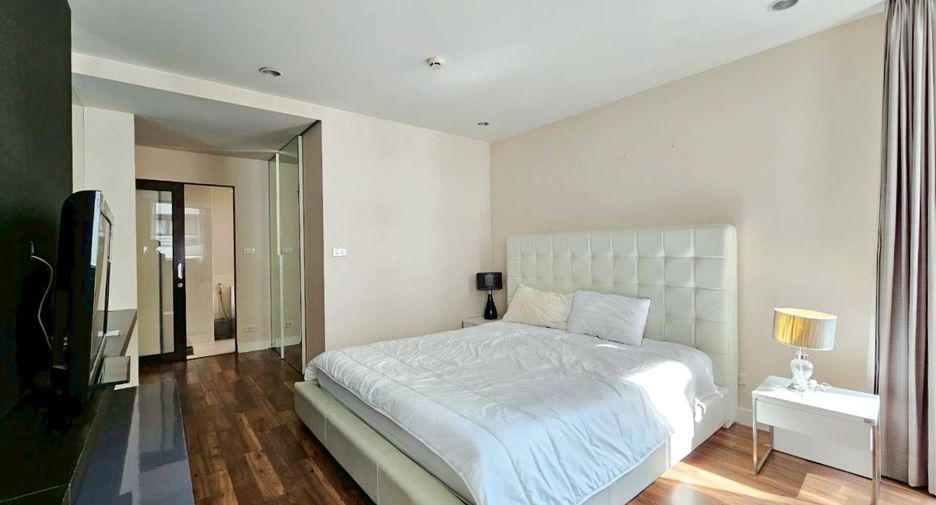 For rent 2 bedrooms condo in Pathum Wan, Bangkok