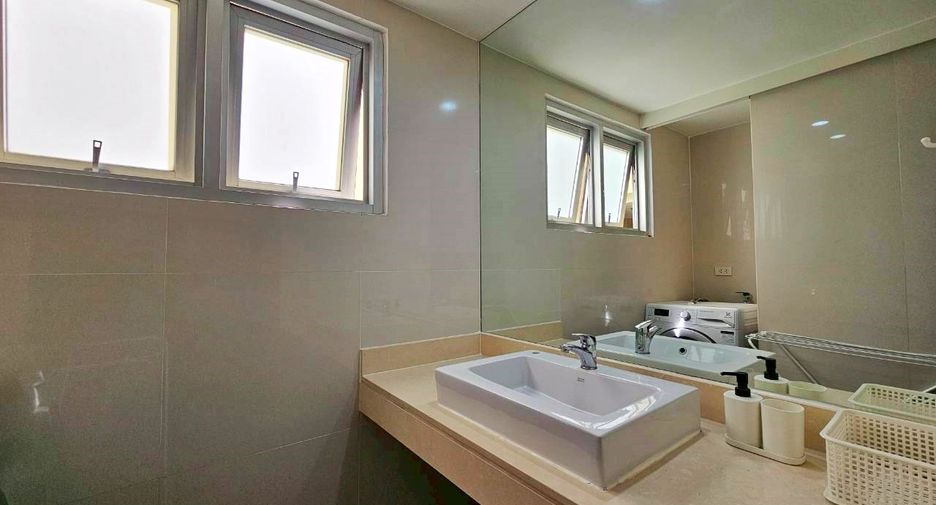 For rent 2 bedrooms condo in Pathum Wan, Bangkok