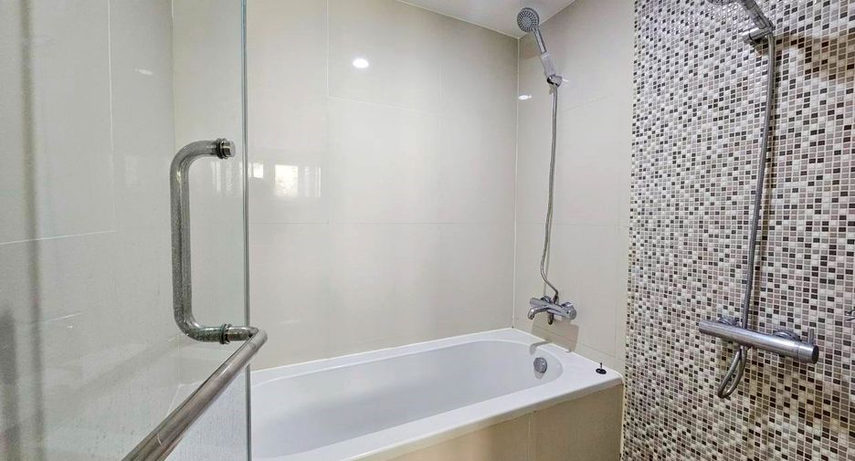 For rent 2 bedrooms condo in Pathum Wan, Bangkok
