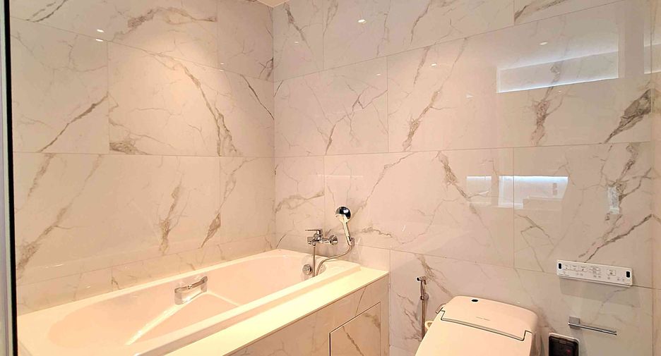 For rent 3 bedrooms condo in Mueang Samut Prakan, Samut Prakan