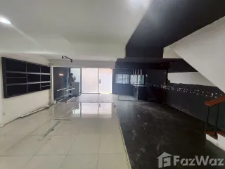 Casa adosada en alquiler de 4 habitaciones en Khlong Toei, Bangkok