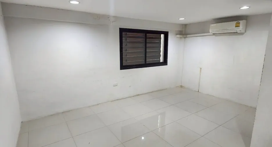 Casa adosada en alquiler de 4 habitaciones en Khlong Toei, Bangkok