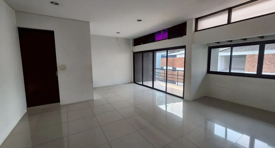 Casa adosada en alquiler de 4 habitaciones en Khlong Toei, Bangkok