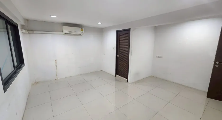 Casa adosada en alquiler de 4 habitaciones en Khlong Toei, Bangkok