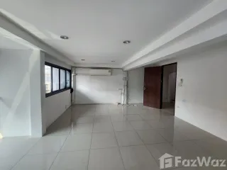 Casa adosada en alquiler de 4 habitaciones en Khlong Toei, Bangkok