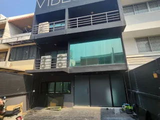 Casa adosada en alquiler de 4 habitaciones en Khlong Toei, Bangkok