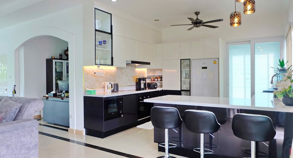 For sale 4 ベッドルーム house in Huay Yai, Pattaya
