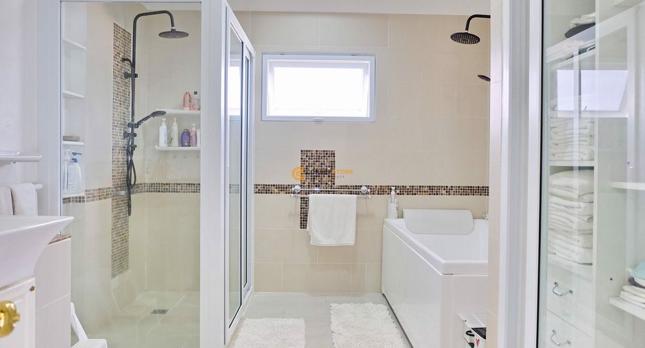For sale 4 ベッドルーム house in Huay Yai, Pattaya