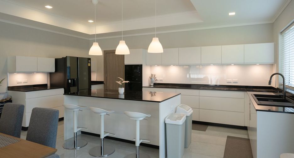 For sale 5 bedrooms house in Bang Lamung, Chonburi
