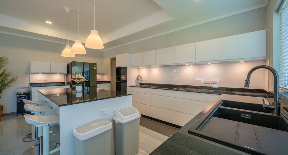 For sale 5 bedrooms house in Bang Lamung, Chonburi