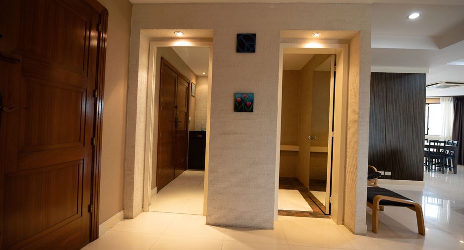 For sale 3 bedrooms condo in Khlong Toei, Bangkok