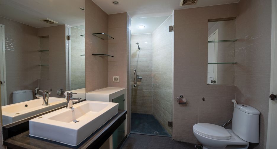 For sale 3 bedrooms condo in Khlong Toei, Bangkok