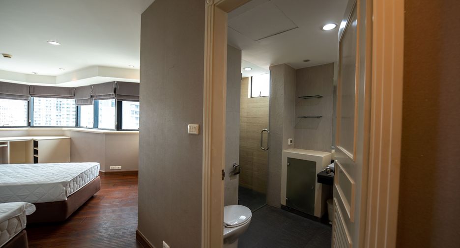 For sale 3 bedrooms condo in Khlong Toei, Bangkok