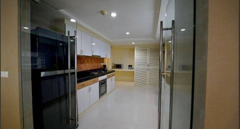 For sale 3 bedrooms condo in Khlong Toei, Bangkok