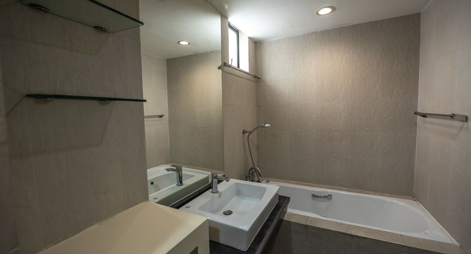 For sale 3 bedrooms condo in Khlong Toei, Bangkok