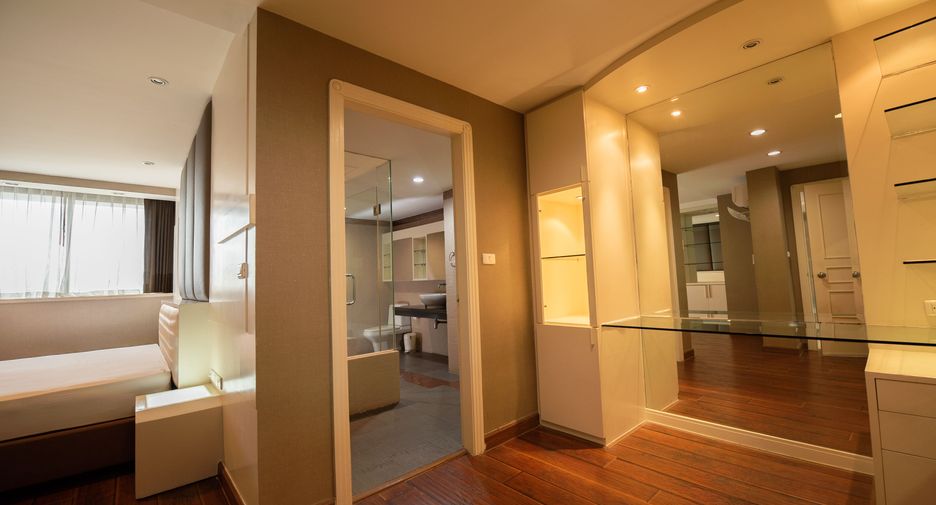 For sale 3 bedrooms condo in Khlong Toei, Bangkok
