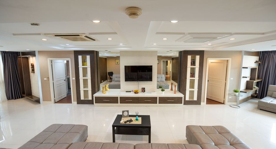 For sale 3 bedrooms condo in Khlong Toei, Bangkok