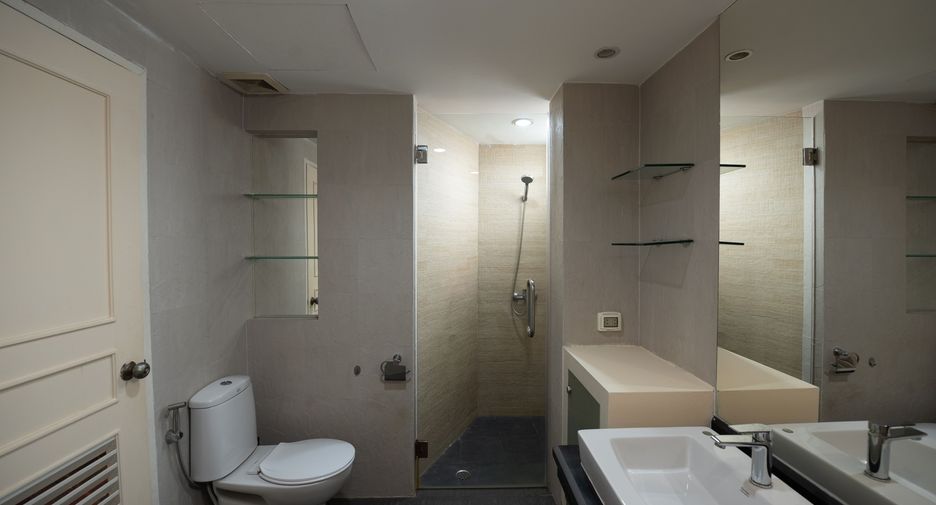 For sale 3 bedrooms condo in Khlong Toei, Bangkok