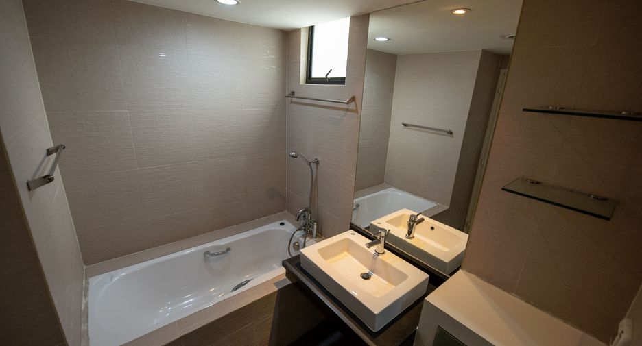 For sale 3 bedrooms condo in Khlong Toei, Bangkok