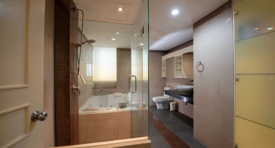 For sale 3 bedrooms condo in Khlong Toei, Bangkok
