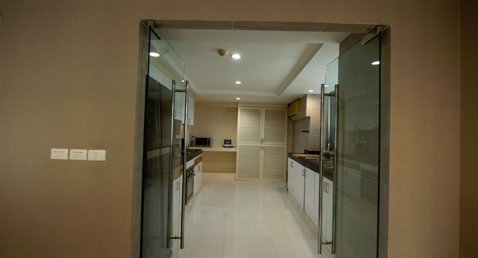 For sale 3 bedrooms condo in Khlong Toei, Bangkok