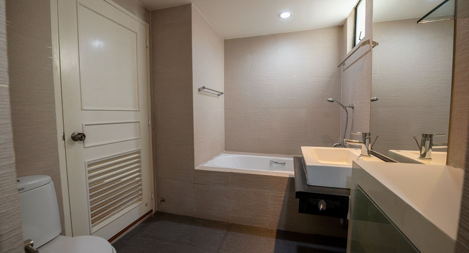 For sale 3 bedrooms condo in Khlong Toei, Bangkok