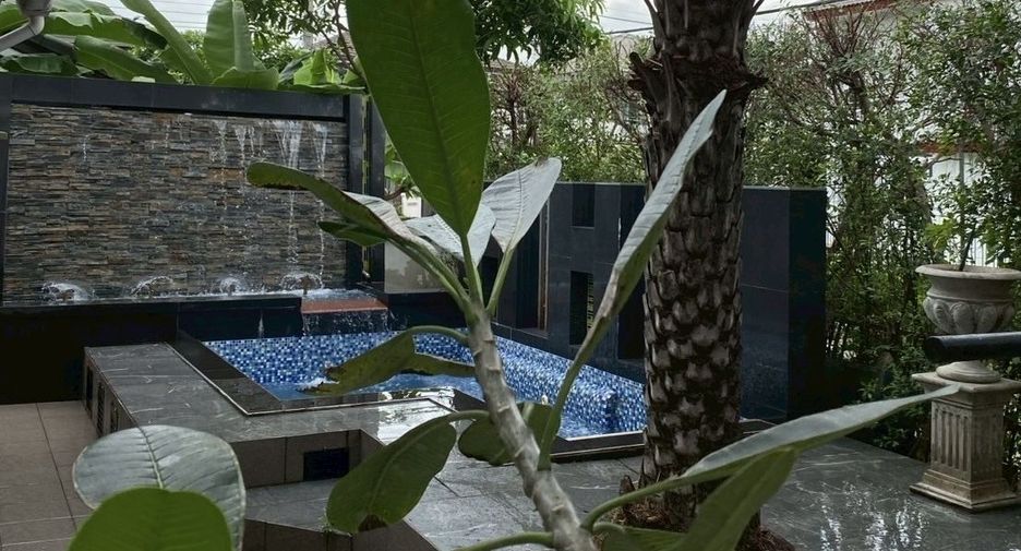 For sale 3 bedrooms house in Bang Kapi, Bangkok