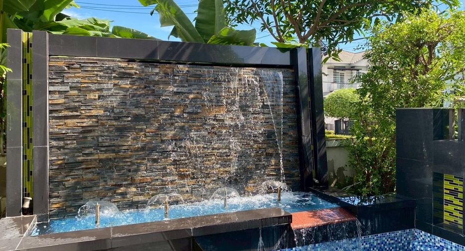 For sale 3 bedrooms house in Bang Kapi, Bangkok