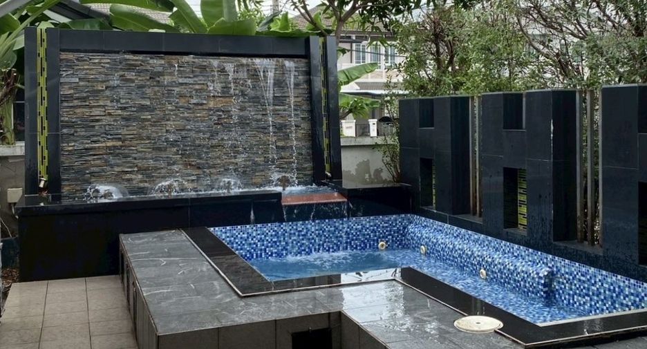For sale 3 bedrooms house in Bang Kapi, Bangkok