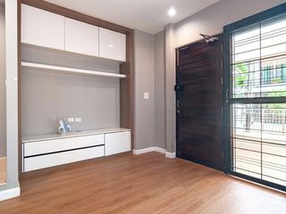 Casa adosada en venta y en alquiler de 3 habitaciones en Suan Luang, Bangkok