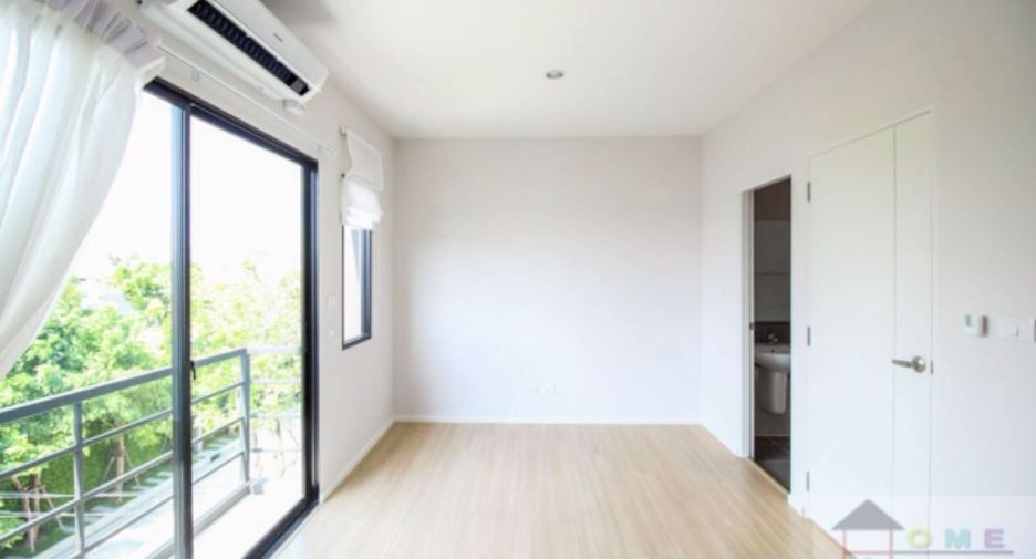 For sale 3 bedrooms townhouse in Chatuchak, Bangkok