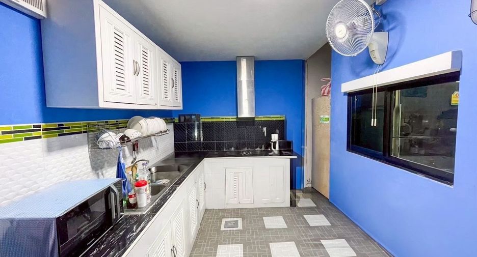 For sale 3 bedrooms townhouse in Chatuchak, Bangkok