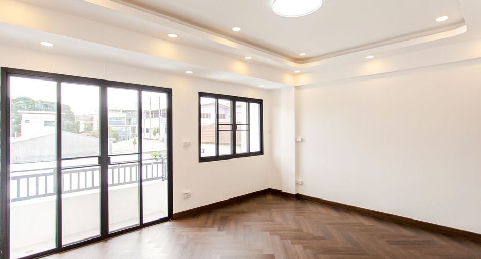 For sale 4 bedrooms house in Wang Thonglang, Bangkok