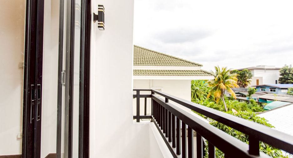For sale 4 bedrooms house in Wang Thonglang, Bangkok
