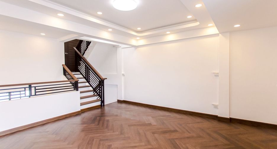 For sale 4 bedrooms house in Wang Thonglang, Bangkok