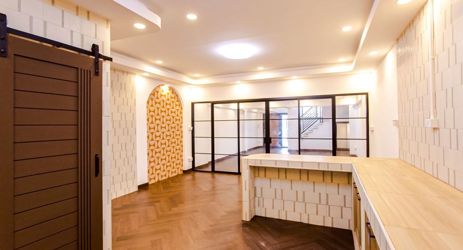 For sale 4 bedrooms house in Wang Thonglang, Bangkok