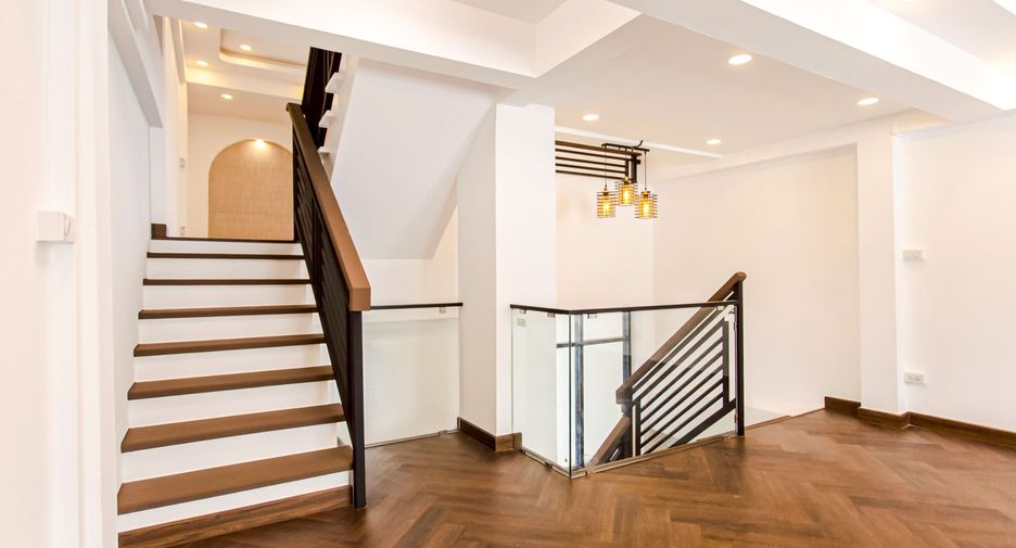 For sale 4 bedrooms house in Wang Thonglang, Bangkok
