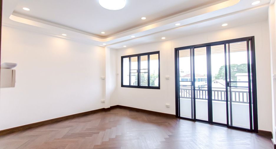 For sale 4 bedrooms house in Wang Thonglang, Bangkok