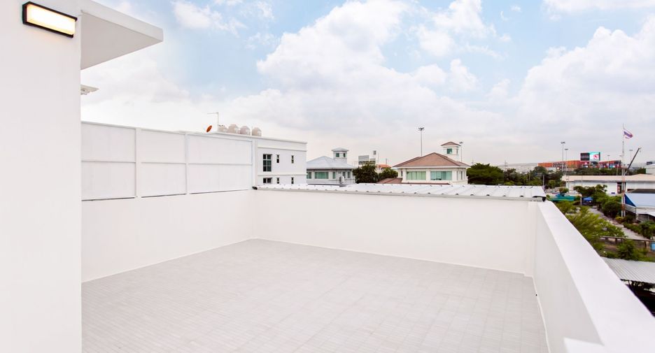 For sale 4 bedrooms house in Wang Thonglang, Bangkok