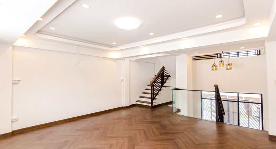 For sale 4 bedrooms house in Wang Thonglang, Bangkok