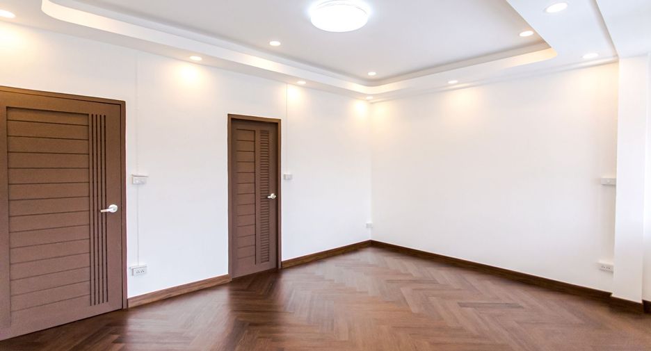 For sale 4 bedrooms house in Wang Thonglang, Bangkok