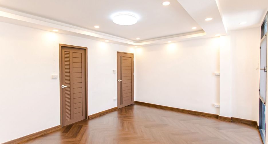 For sale 4 bedrooms house in Wang Thonglang, Bangkok
