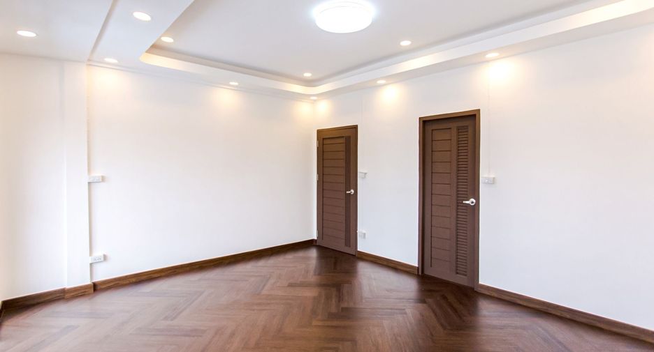 For sale 4 bedrooms house in Wang Thonglang, Bangkok