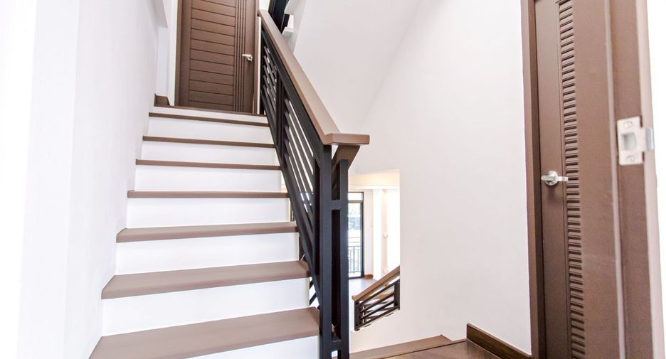 For sale 4 bedrooms house in Wang Thonglang, Bangkok