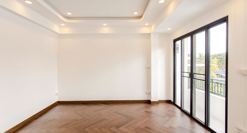 For sale 4 bedrooms house in Wang Thonglang, Bangkok