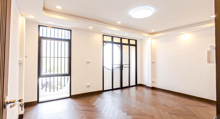 For sale 4 bedrooms house in Wang Thonglang, Bangkok