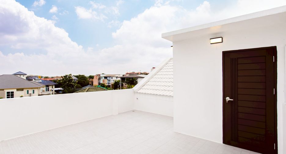 For sale 4 bedrooms house in Wang Thonglang, Bangkok