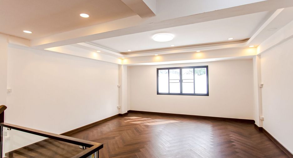 For sale 4 bedrooms house in Wang Thonglang, Bangkok